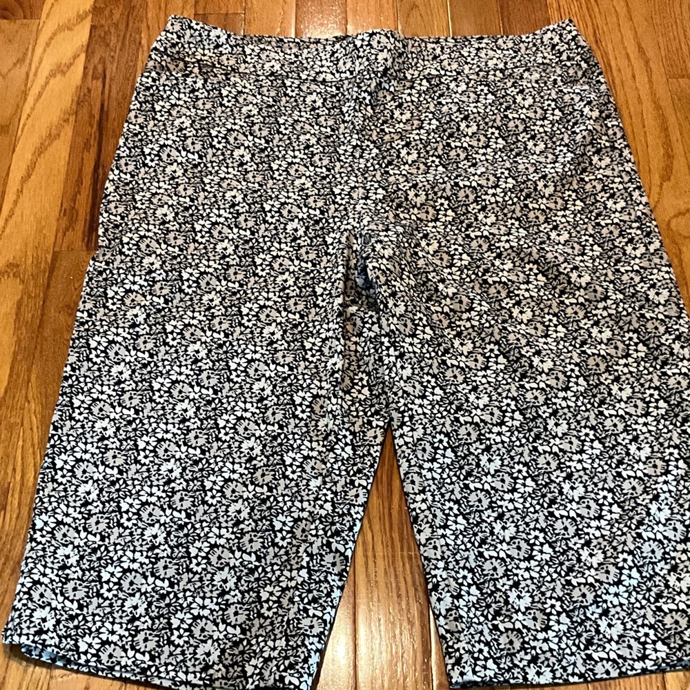 Briggs New York Black and White Floral !adues Cropped 🖤🩶